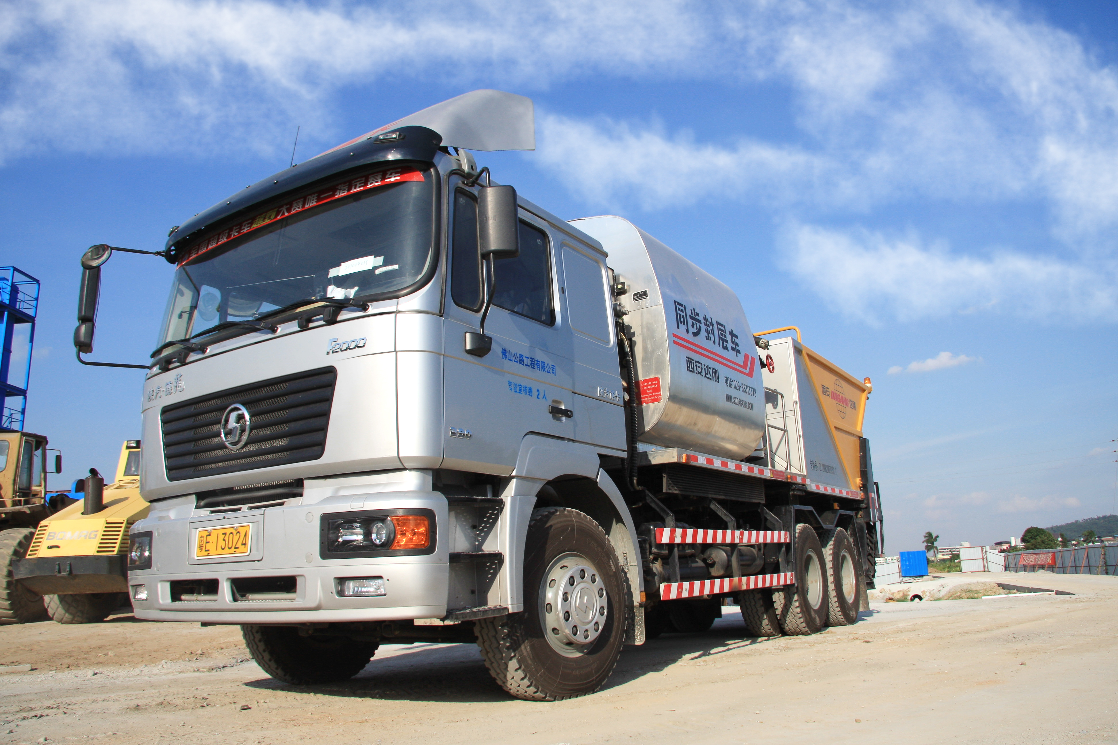 同步橡膠、瀝青、碎石灑布車(chē).jpg